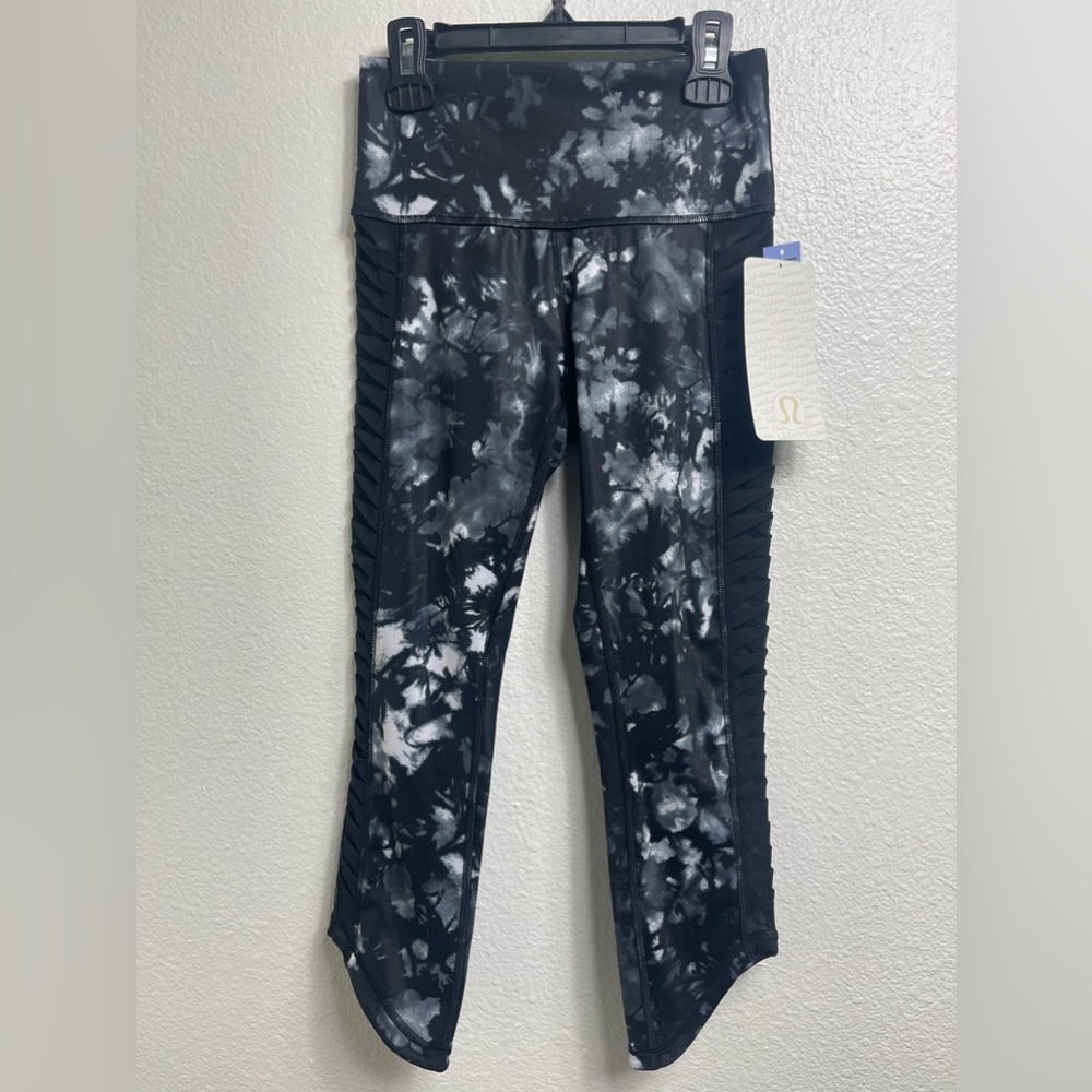 Lululemon Sunshine Salutation Crop (Full-On Luxtreme) Dusk Dye White Black NWT 4